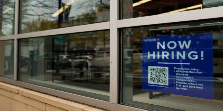 US Jobless Claims Surge to 236,000: Fed Cuts Rates Amid Labor Market Cooling
