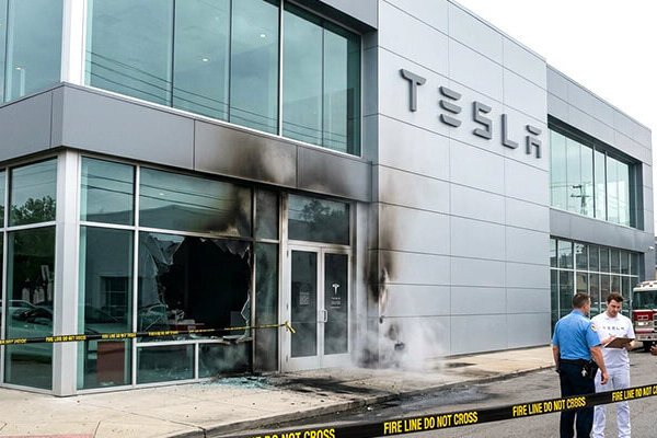Molotov cocktail allegedly thrown at Tesla sales office in New Orleans